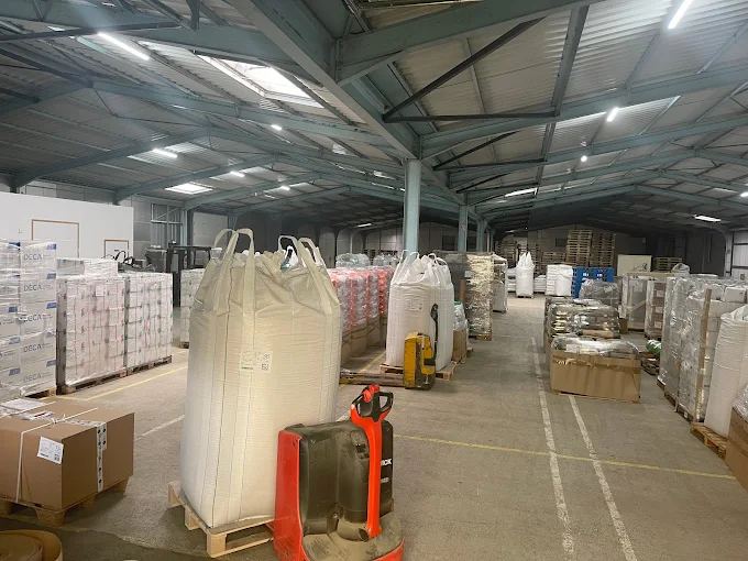 Intérieur de l'entrepôt de chez Armorique Logistique