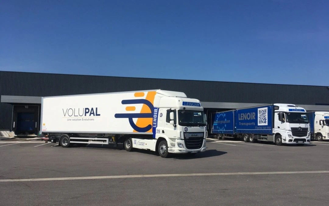 Camion brandé "Volupal" en train de partir d'un quai de chargement