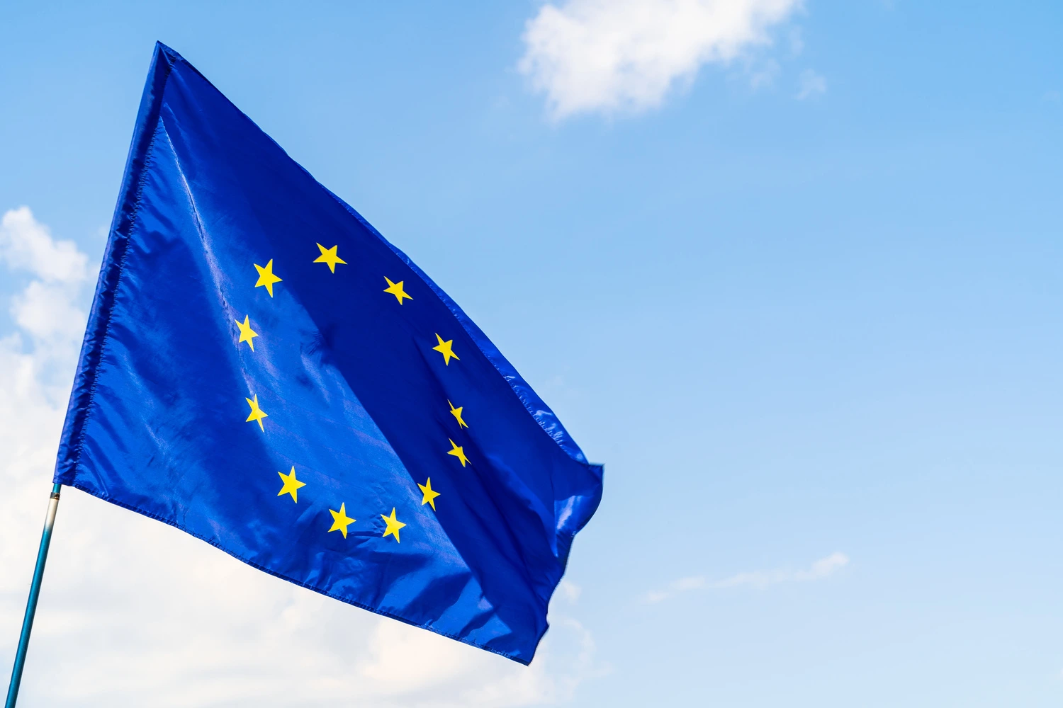Drapeau de l'Union Européenne, flottant au vent