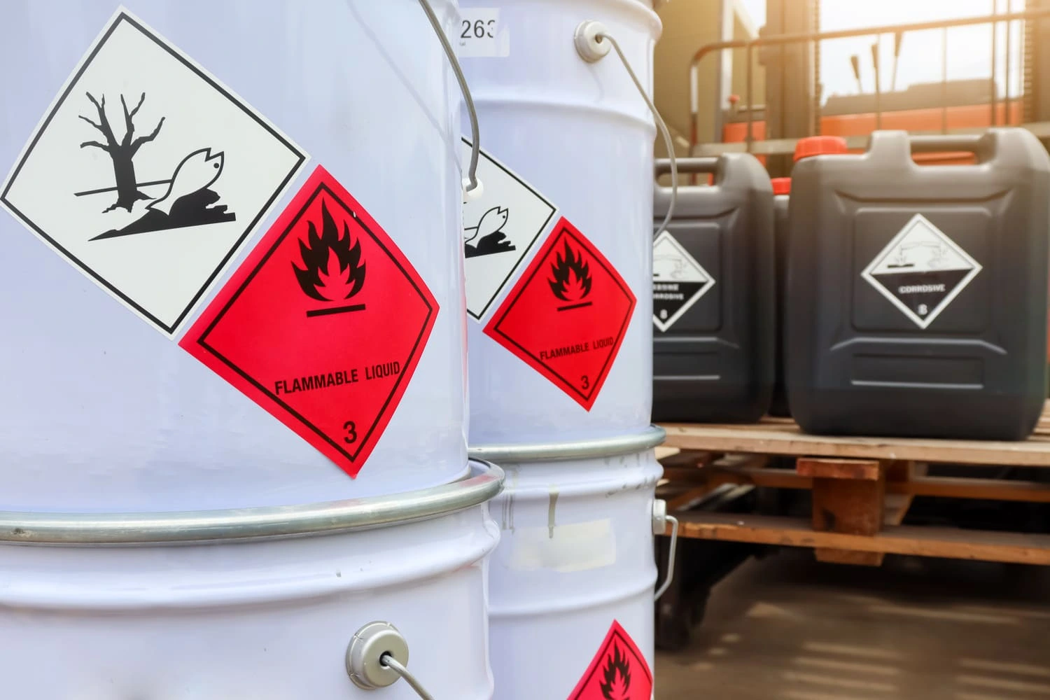 Bidons de produits chimiques, toxiques pour l'environnement et inflammables